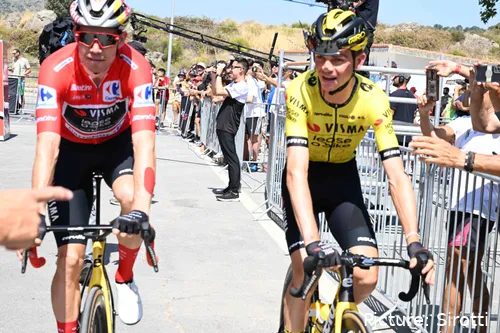 A Visma chegou a liderar na Volta a Espanha, mas foi com Wout van Aert (à esquerda)