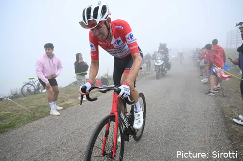 Ben O'Connor lidera a Volta a Espanha com pouco mais de um minuto para Primoz Roglic