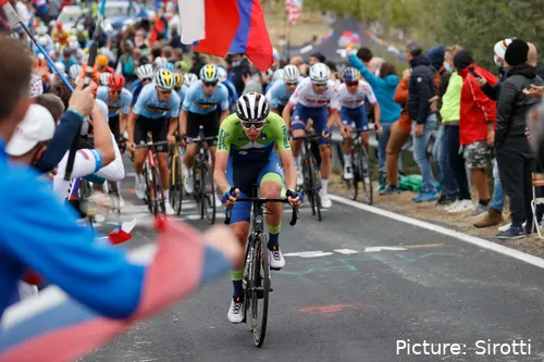 Tadej Pogacar ao ataque durante o Campeonato do Mundo de 2024
