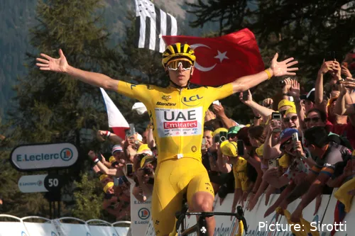 Pogacar é o primeiro ciclista a conseguir a dobradinha Giro-Tour, no século XXI