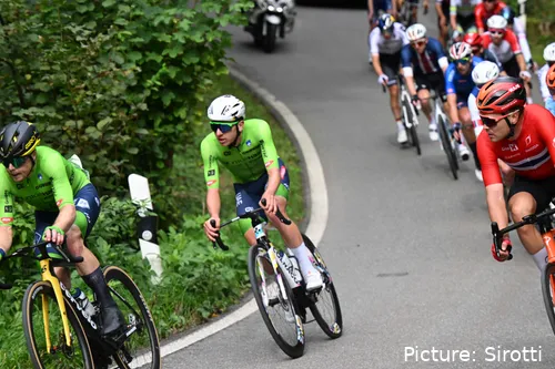 Pogacar atacou a 100 km do fim para conquistar o título mundial