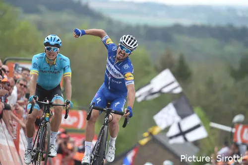 Julian Alaphilippe e Jakob Fuglsang lutam pela vitória na Flèche Wallone em 2019. @Sirotti