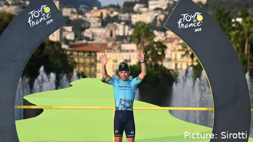 Mark Cavendish foi homenageado no pódio final da Volta a França pelas suas 35 vitórias de etapas, um recorde absoluto.