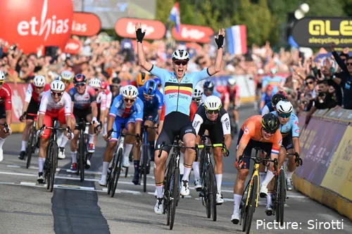 As regras da UCI estipulam que não pode haver uma curva nos últimos 200 metros de uma chegada ao sprint em grupo. Esta regra não foi aplicada no Campeonato da Europa de 2024, como se pode ver acima. Houve uma grande queda a meio do sprint na corrida de juniores feminina. @Sirotti