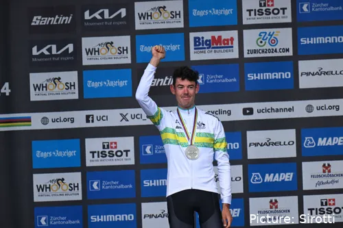 Ben O'Connor no pódio do Campeonato do Mundo de estrada de 2024