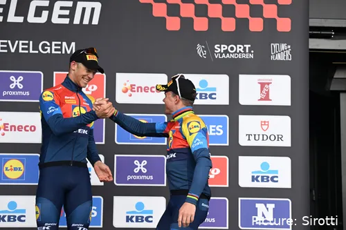 Jonathan Milan e Mads Pedersen no pódio da Gent-Wevelgem
