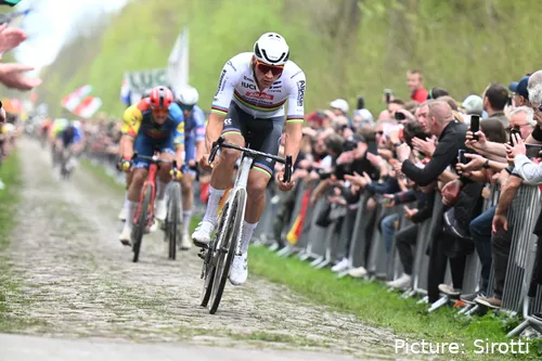 Mathieu van der Poel a atacar a Trouée d'Arenberg em 2024.&nbsp;