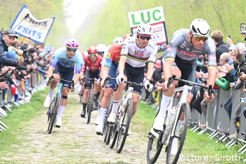 Tadej Pogacar foi segundo atrás de Mathieu van der Poel na Paris-Roubaix 2025