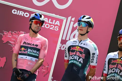 Pellizzari entrou no Giro como gregário de Roglic mas acabou por assumir (e bem) a responsabilidade de liderar a equipa.