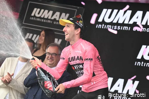 Simon Yates abre o champanhe após vestir a Rosa na estapa do Colle delle Finestre