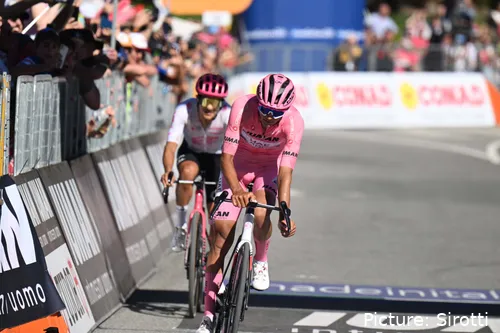 Isaac del Toro e Richard Carapaz terminaram em 2º e 3º lugar respetivamente na Volta a Itália 2025