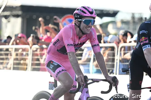 O Giro terminou a 1 de junho e o Tour começará a 5 de julho - 34 dias de descanso para Simon Yates