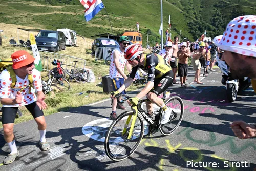 Jonas Vingegaard rebentou no final da subida a Hautacam