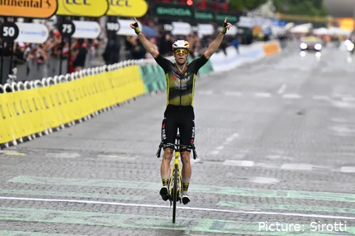 Van Aert conquistou uma das vitórias mais especiais da sua carreira na última etapa do Tour 2025