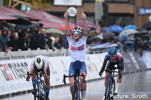 Cat Ferguson é uma das estrelas do ciclismo feminino aos 19 anos