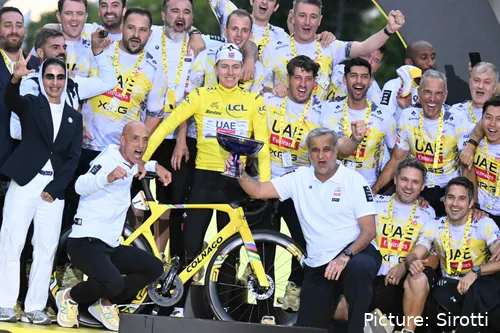 A UAE Team Emirates - XRG liderada por Tadej Pogacar parece um nível acima da concorrência neste momento