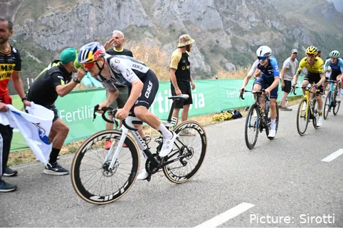 Tom Pidcock accelerates on&nbsp;La Farrapona