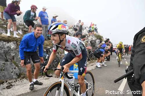 Vimos a melhor versão de Hindley na Volta a Espanha de 2025.&nbsp;