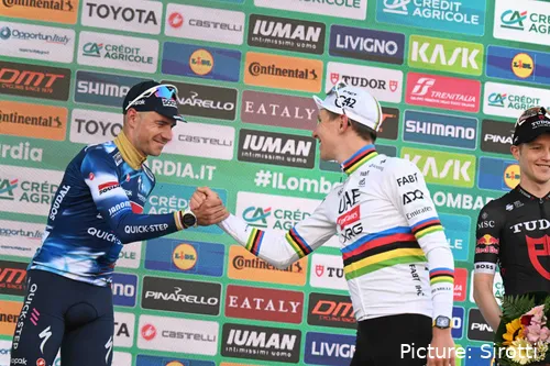 Remco Evenepoel felicita Tadej Pogacar pelo seu 5.º triunfo consecutivo na Lombardia