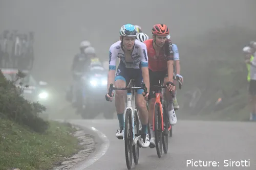 Jack Haig em competição na temporada de 2025