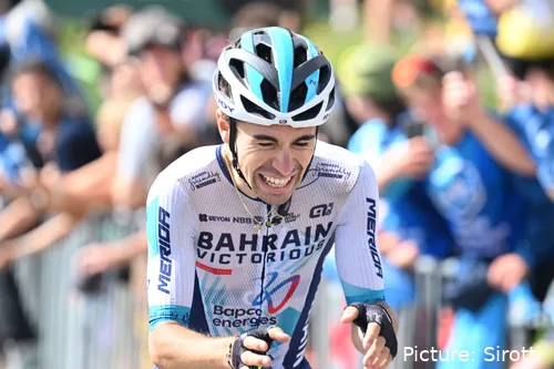 Lenny Martínez em lágrimas após vencer a etapa 8 do Critérium du Dauphiné 2025