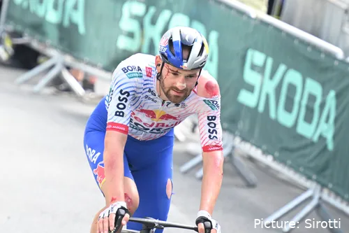 Jordi Meeus celebra uma vitória ao sprint