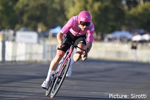 Luke Lamperti durante o prólogo de abertura no Tour Down Under 2026