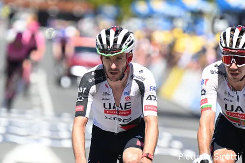 Adam Yates durante a 2.ª etapa do Tour Down Under 2026