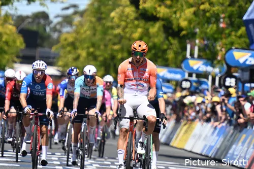 Sam Welsford celebra a vitória na etapa 3 do Tour Down Under 2026