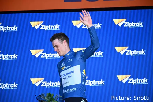 Tobias Lund Andresen no pódio com a camisola por pontos no Tour Down Under 2026