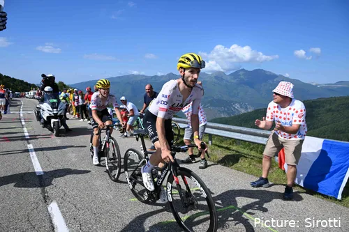 Adam Yates regressará à Volta a França 2026, pronto para apoiar o seu líder