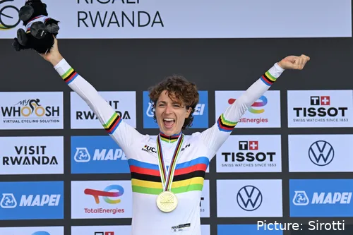 Pela primeira vez na carreira, Reusser tornou-se campeã do mundo de elite no Ruanda