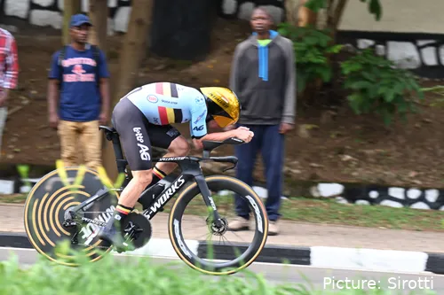 Remco Evenepoel em esforço no contrarrelógio
