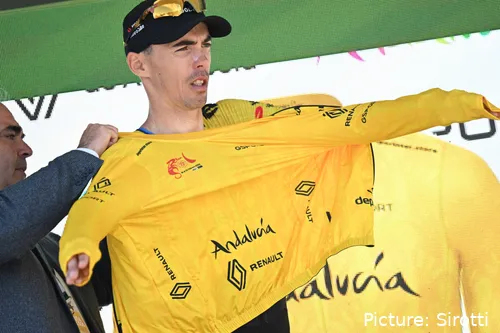 Christophe Laporte enverga a Camisola Amarela após vencer a etapa 1 da Volta à Andaluzia 2026