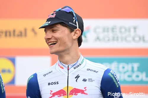 Giulio Pellizzari na apresentação das equipas da Milan-Sanremo 2026