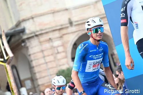 Isaac del Toro in the leader's jersey at Tirreno-Adriatico 2026