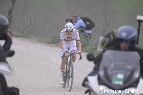 Tadej Pogacar segue isolado na Strade Bianche 2026