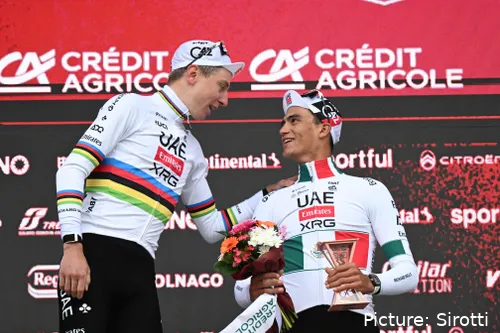 Tadej Pogacar e Isaac del Toro abraçam-se no pódio após a Strade Bianche 2026