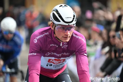 Mathieu van der Poel na partida da 5ª etapa da Tirreno-Adriatico 2025