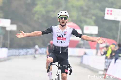 Adam Yates celebra a vitória no Trofeo Tessile &amp; Moda - Valdengo Oropa, uma das suas três em 2025