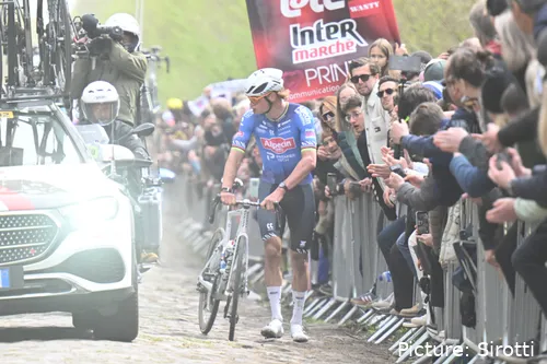 Mathieu van der Poel espera pelo carro da equipa na Paris-Roubaix 2026