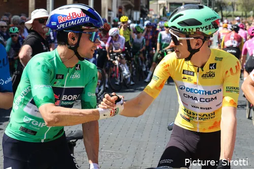 Primoz Roglic e Paul Seixas apertam as mãos na Volta ao País Basco 2026