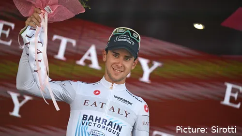 Bild Antonio Tiberi im Weißen Trikot des besten Nachwuchsfahrers des Giro d'Italia 2024<br>