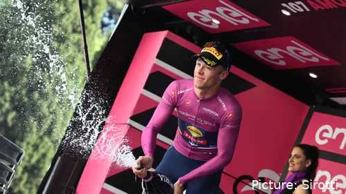 Bild Jonathan Milan im Maglia Ciclamino, Sekt aus Flasche versprühend<br>