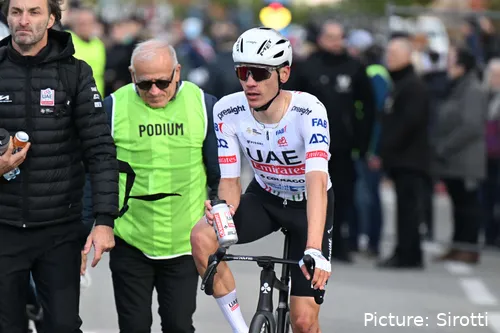 Juan Ayuso mit Offiziellen<br>