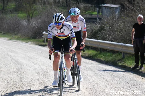 Pogacar und sein Teamkollege Domen Novak erkunden den Schotter vor der Strade Bianche 2025