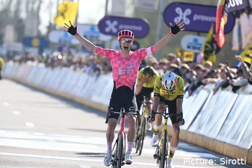 Neilson Powless gewinnt Dwars door Vlaanderen 2025 vor dem Visma-Trio