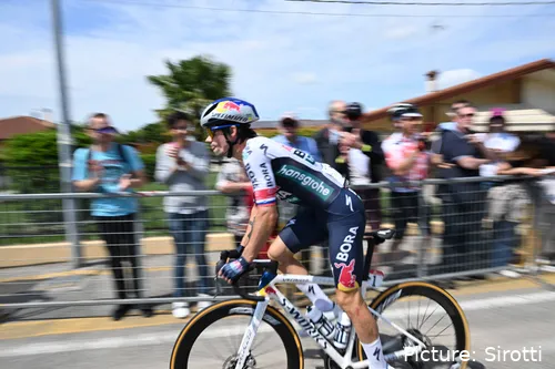 UAE müssen aus Roglics schrecklicher Etappe 15 Kapital schlagen