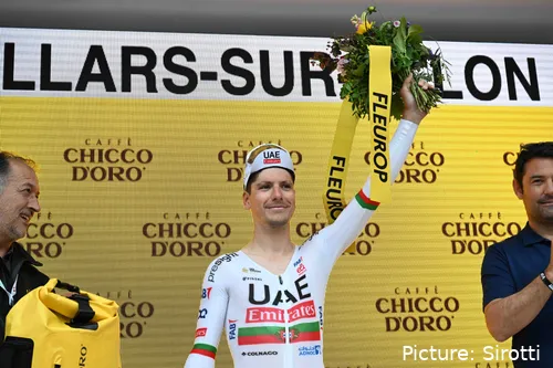 Joao Almeida auf dem Schlusspodium nach der 8. Etappe der Tour de Suisse