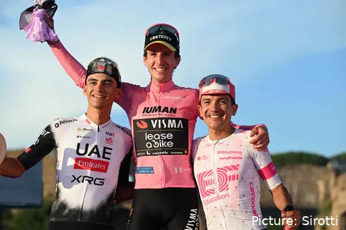 Simon Yates siegte beim Giro d’Italia 2025 vor Isaac del Toro und Richard Carapaz